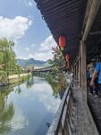 古村河畔行人賞景