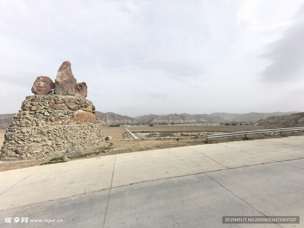 荒涼之地的古老石堆遺跡