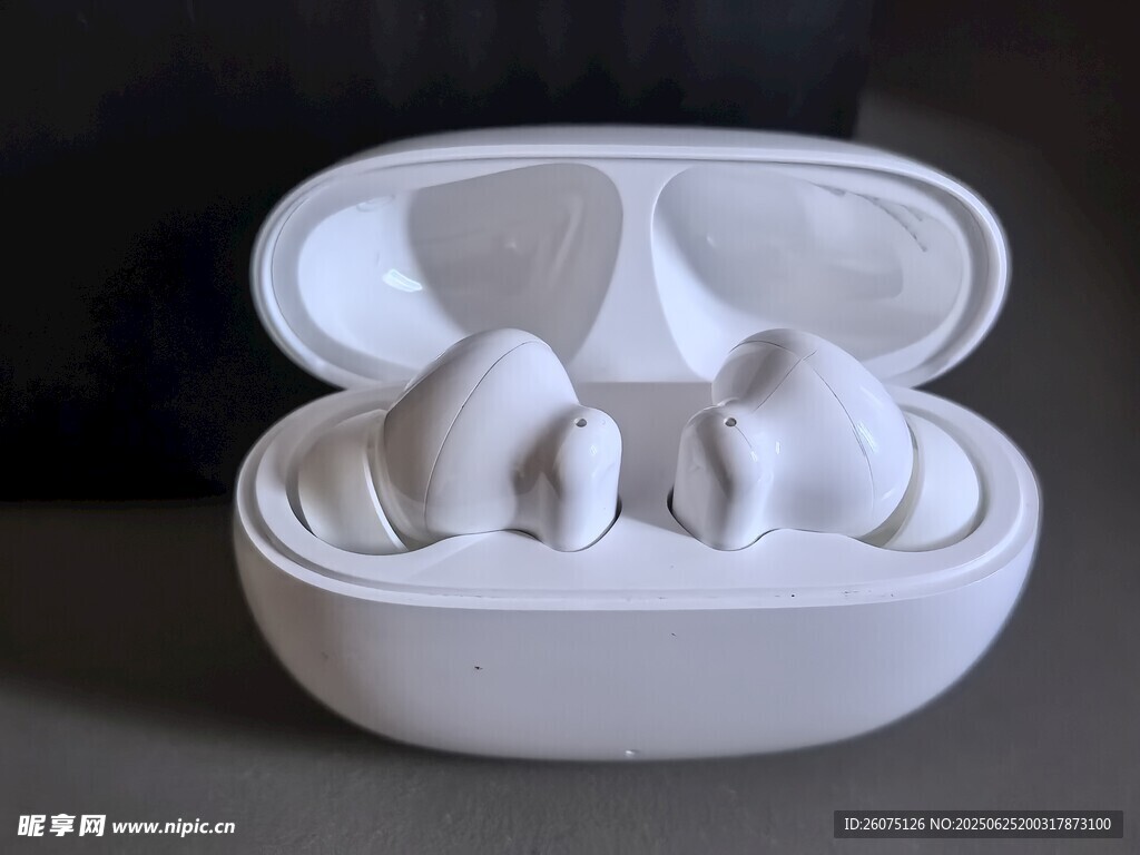 白色無線藍牙耳機及充電盒