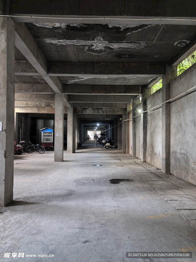 空曠廢棄廠房內部場景