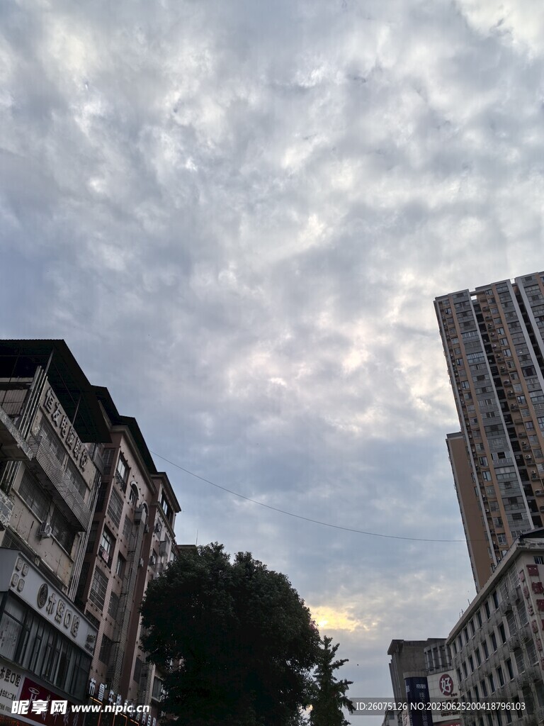 城市上空的多云景象
