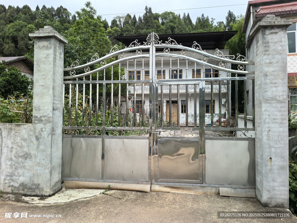 庭院大門與背后建筑景觀