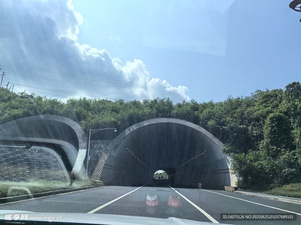 公路隧道入口風景
