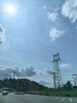 公路邊的輸電塔與藍(lán)天
