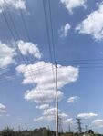 藍(lán)天白云下的電線桿景象