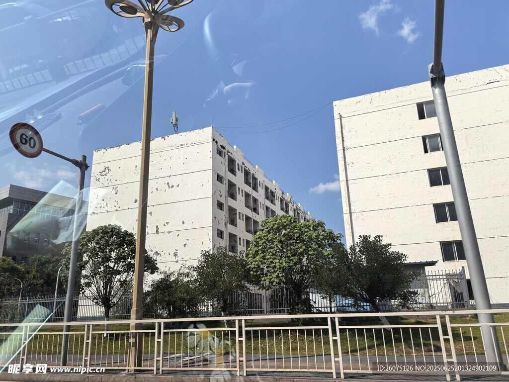 城市中的白色多層建筑