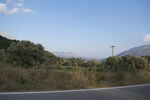 蜿蜒公路旁的山野風光
