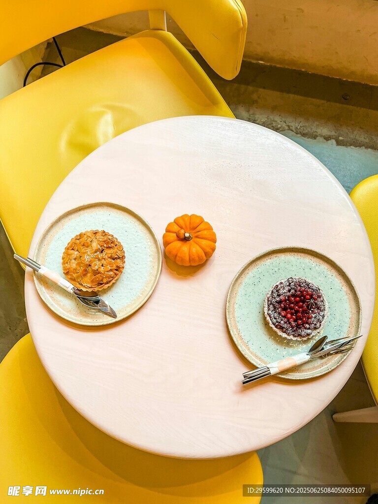 精致甜點擺于溫馨餐桌