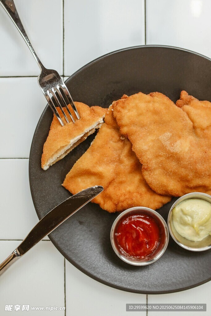 香酥炸魚配雙味蘸醬