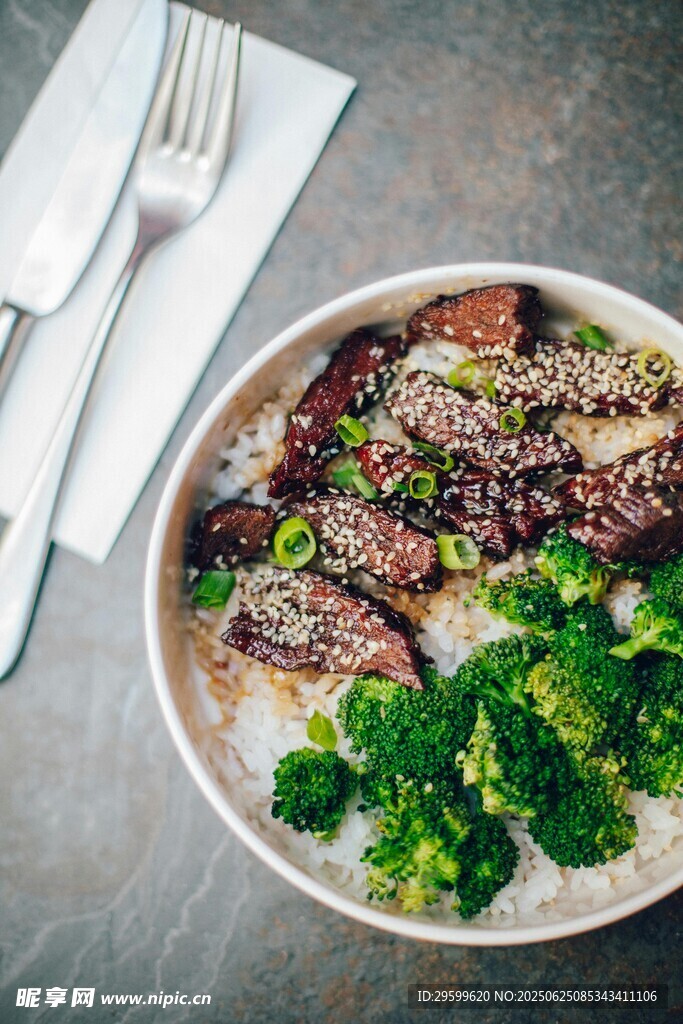 美味牛肉蔬菜蓋飯