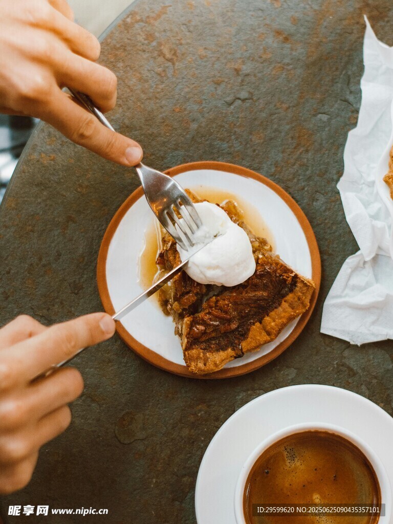 兩人共享美味甜點時刻