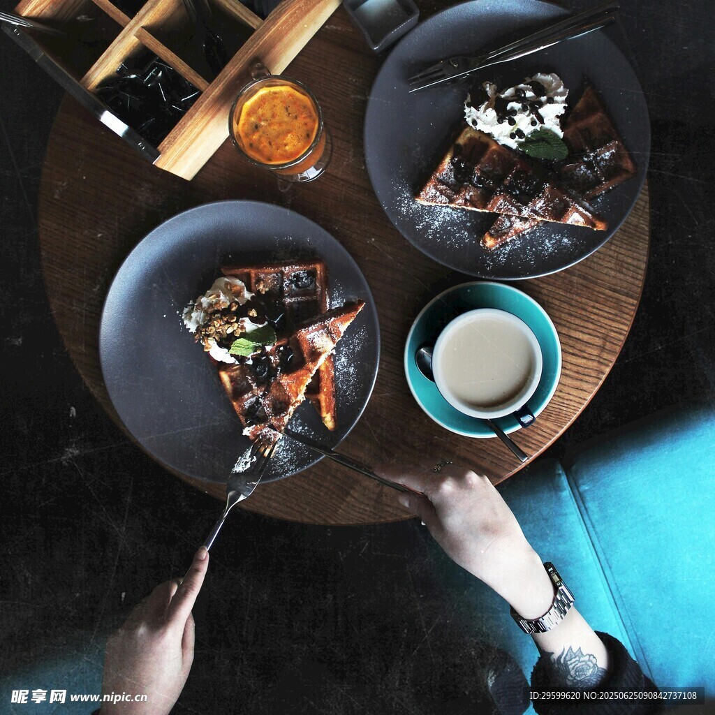 兩人共享豐盛美味餐食