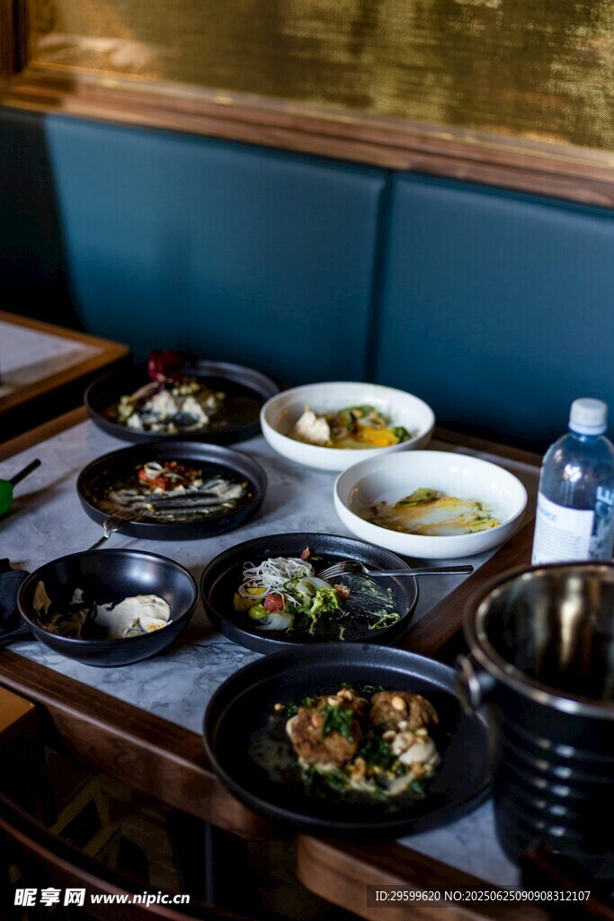 多樣美食擺放在木質餐桌上