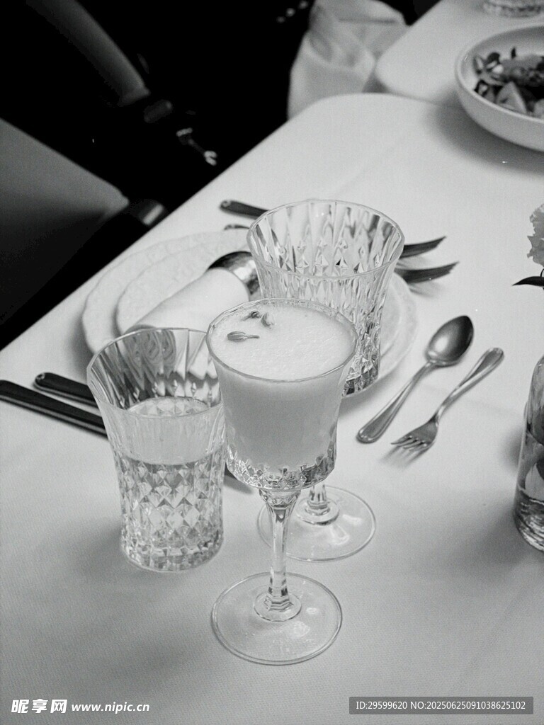 精致餐桌布置的餐具酒杯