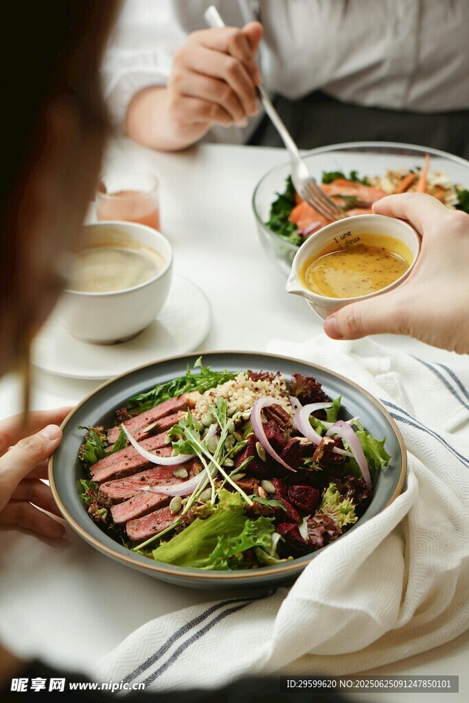 精致美食擺放在餐桌之上