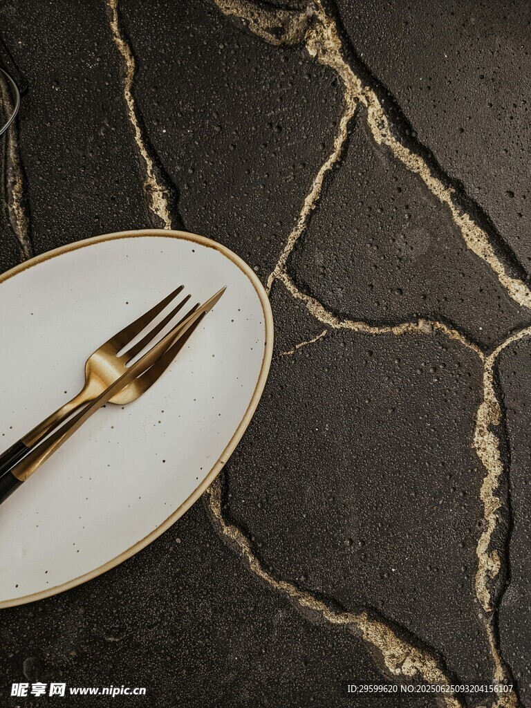餐盤上的金屬餐叉