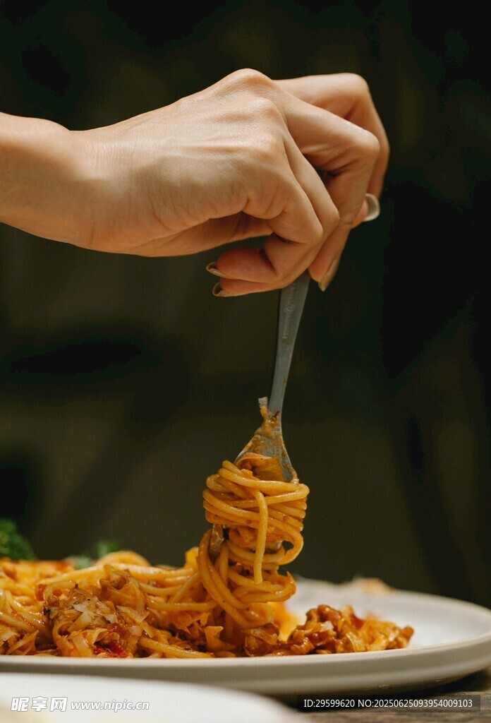手叉美味意大利面