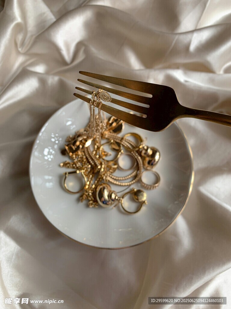 盤中金飾 