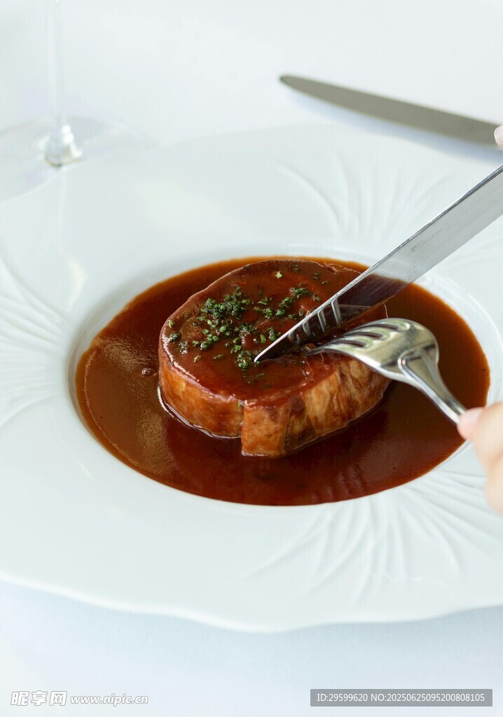 美味牛排配濃郁醬汁