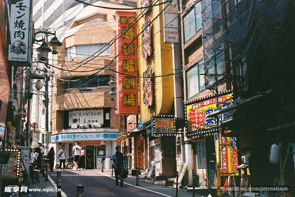 日本街頭的熱鬧商業景象
