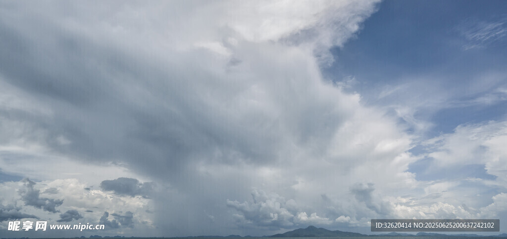 天空中翻滾的壯麗積雨云