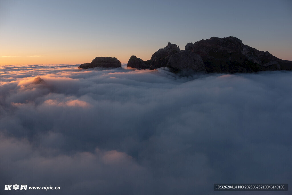云海之上的壯麗山景