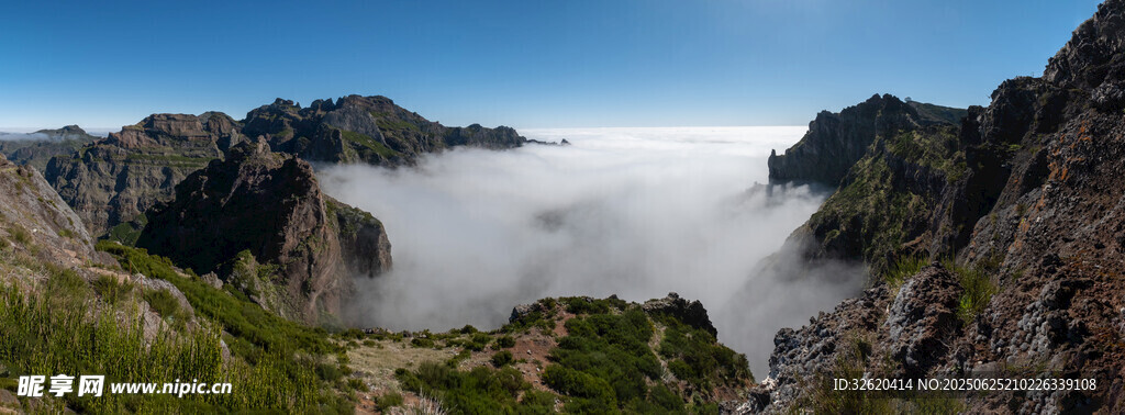 云霧繚繞的壯美山巒景色