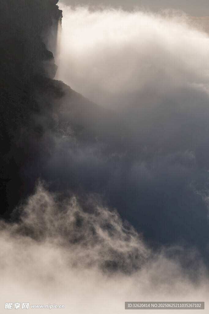 云海中的神秘天空景象
