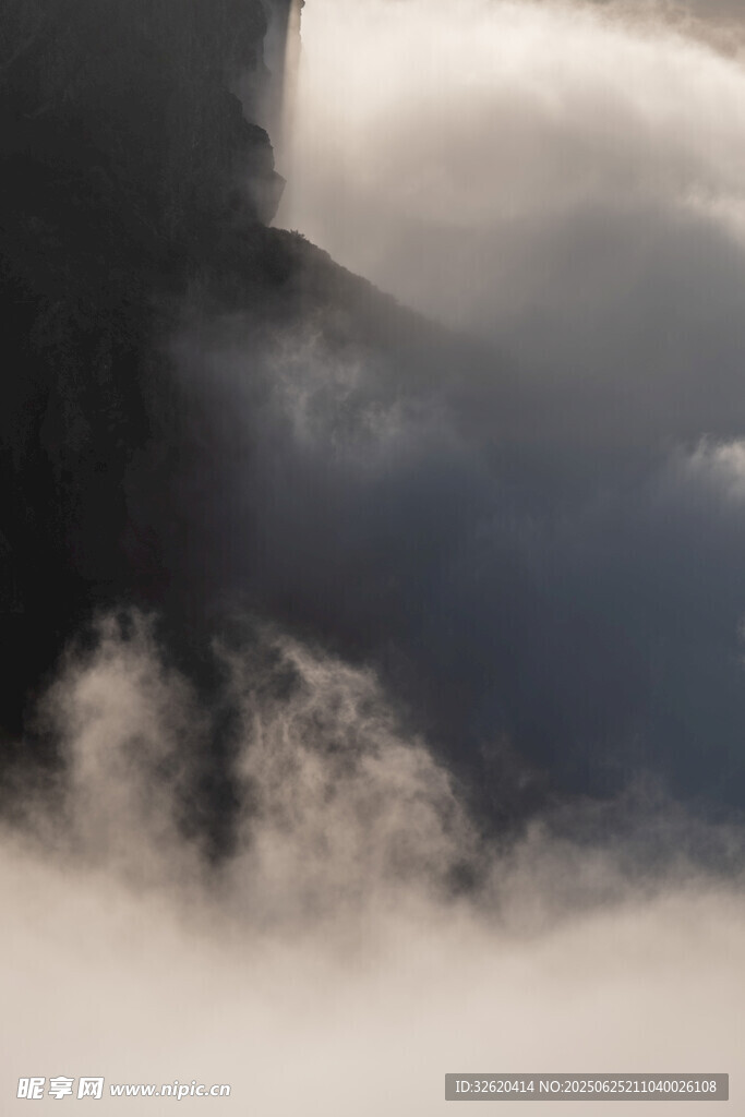 云霧繚繞的山巒美景