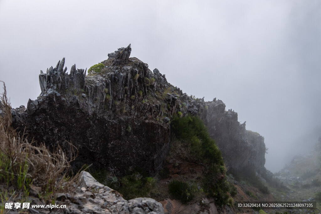 云霧繚繞的嶙峋山峰