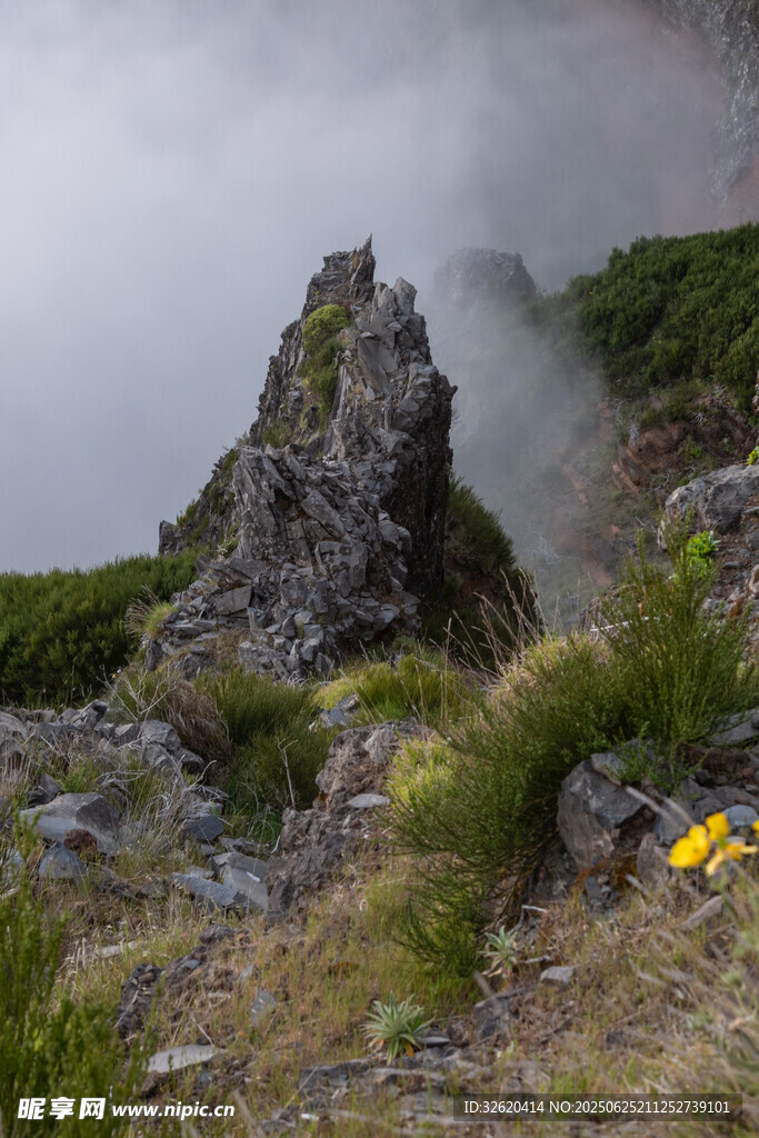 云霧繚繞的嶙峋山峰