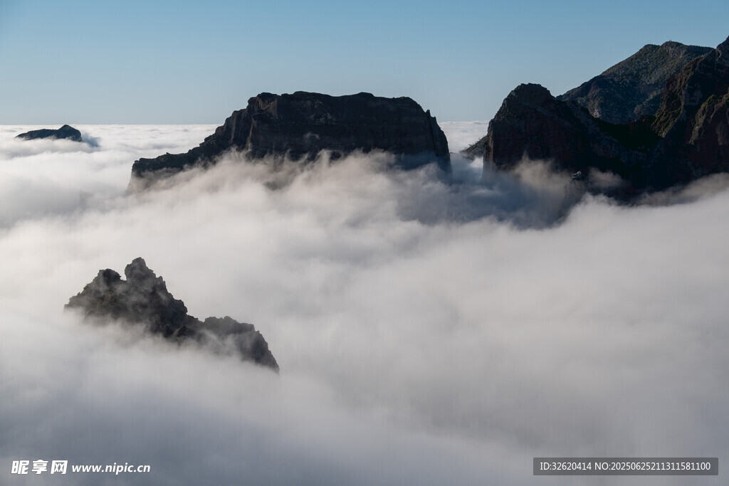 云海中的巍峨山峰