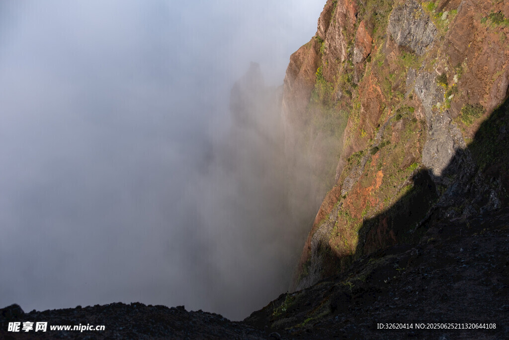 火山口煙霧繚繞景象