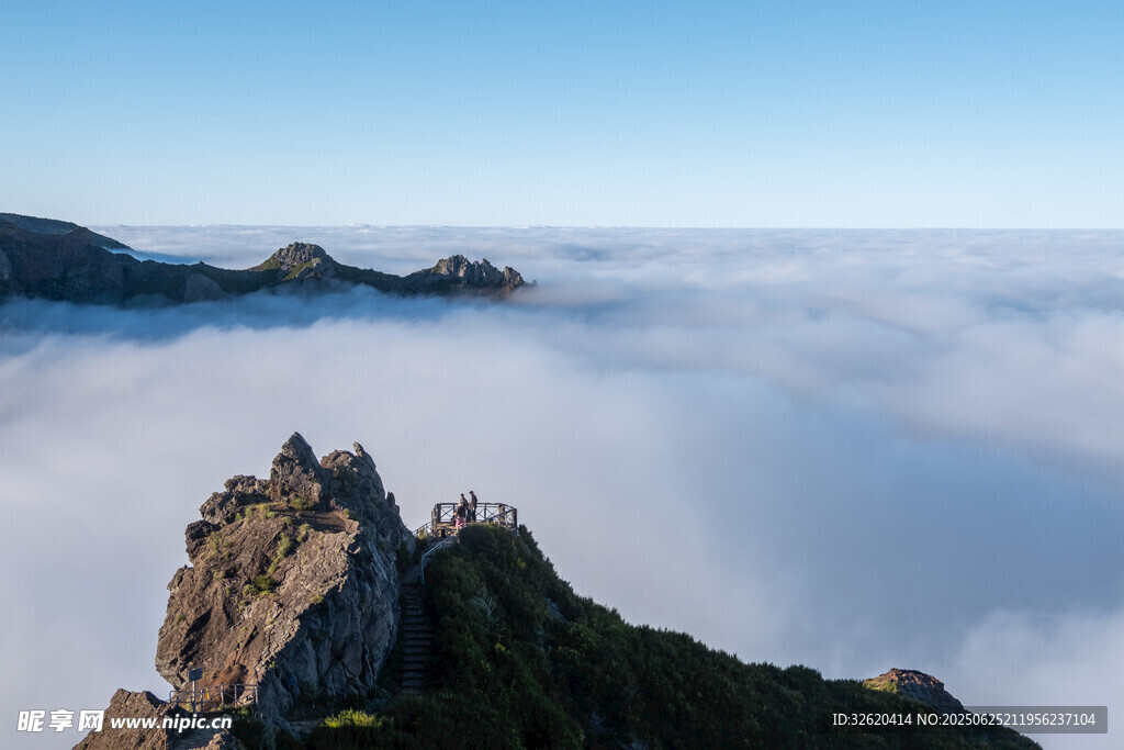 云海中的巍峨山峰