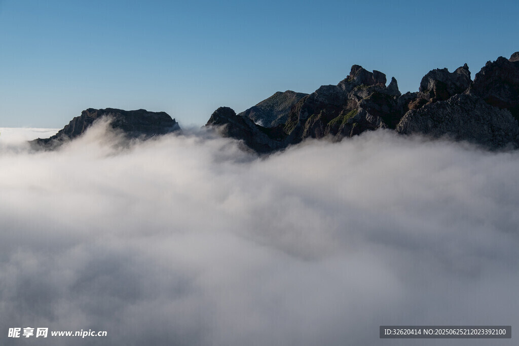 云海中的巍峨山峰