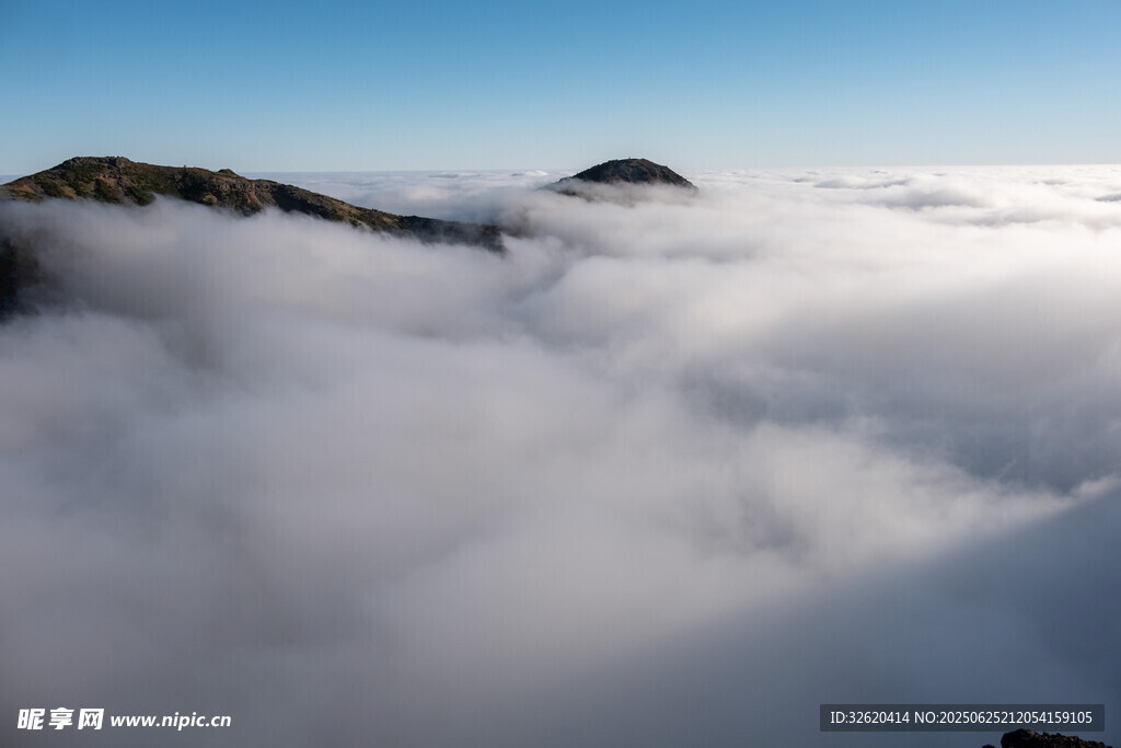 云海之上的壯麗山景