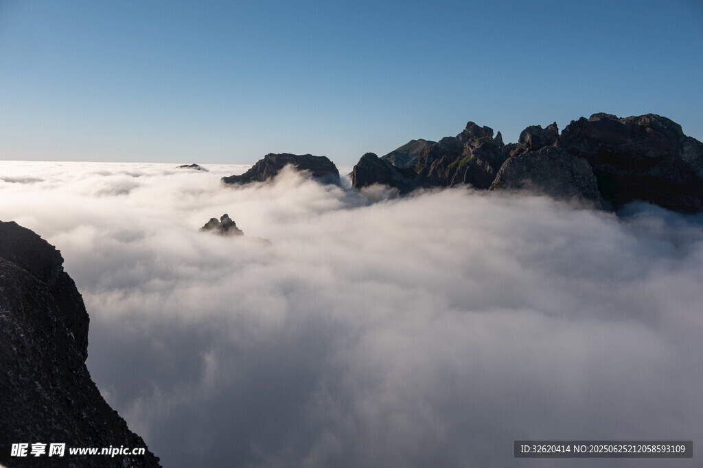 云海中的巍峨山峰