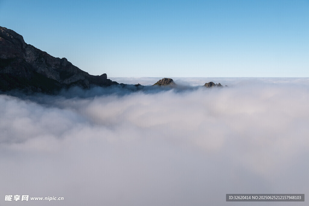 云海之上的壯麗山景