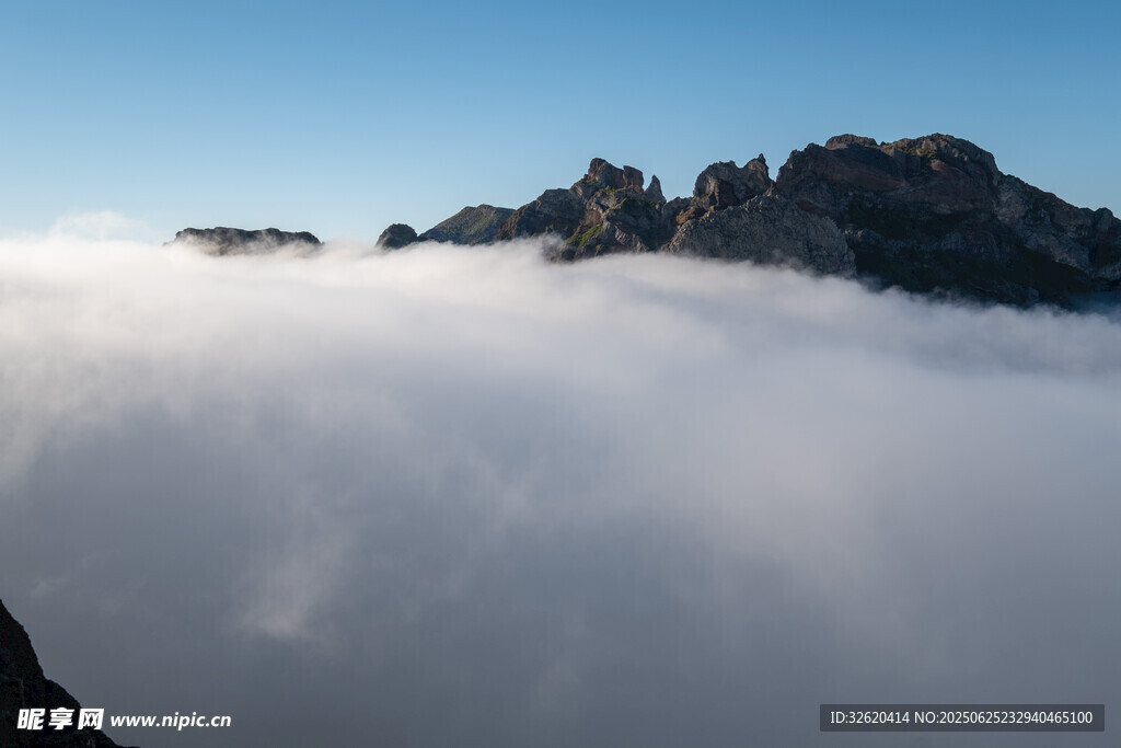 云海中的巍峨山峰