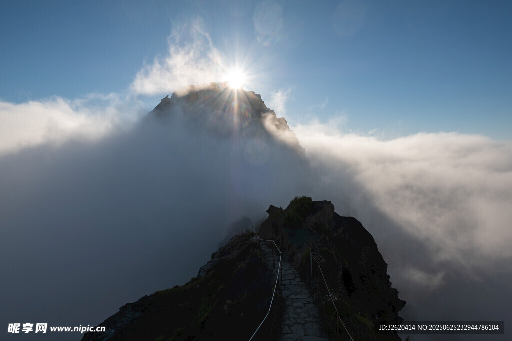 云海中閃耀光芒的巍峨山峰