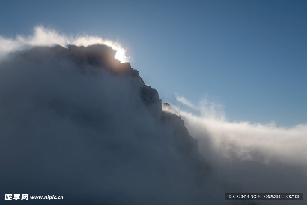 云霧繚繞中的巍峨山峰