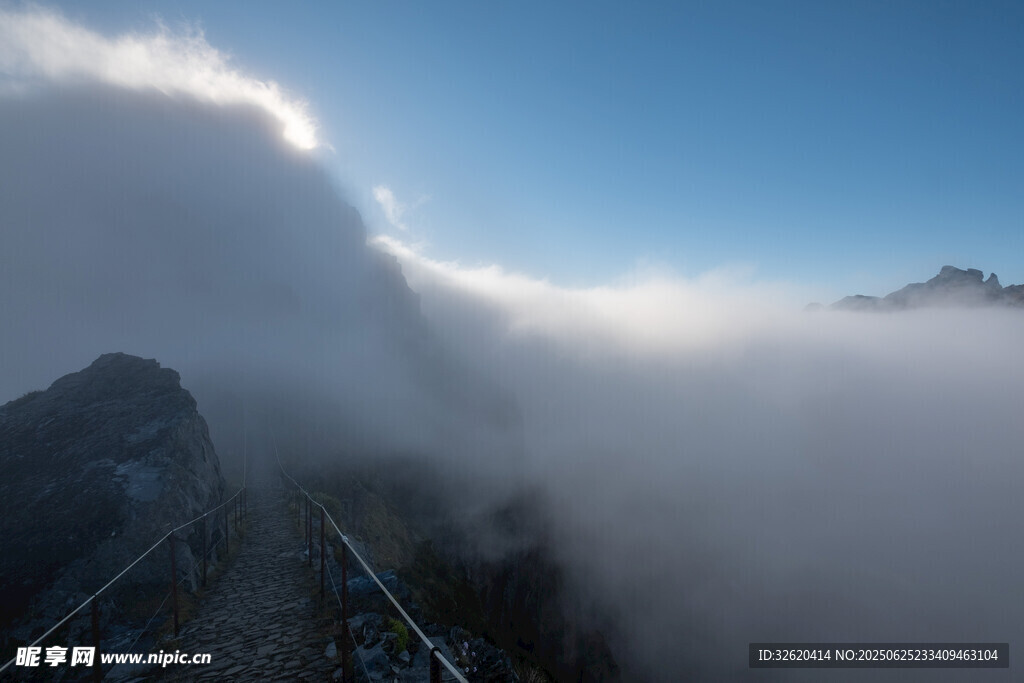 云霧繚繞的山間美景