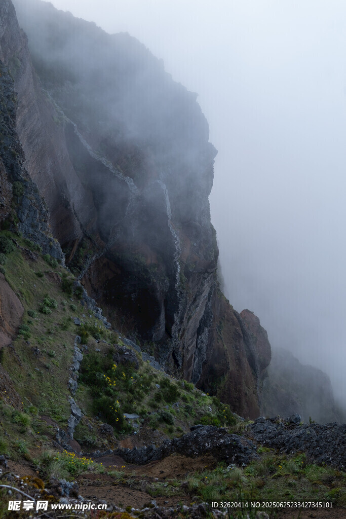 云霧繚繞的險(xiǎn)峻山峰