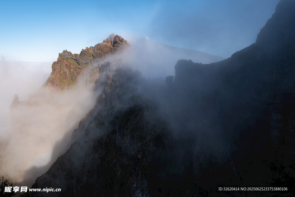 云霧繚繞的壯麗山峰
