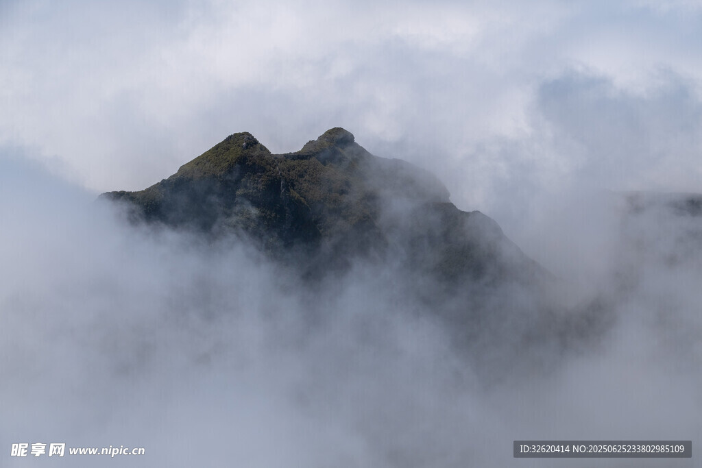 云霧繚繞中的巍峨山峰