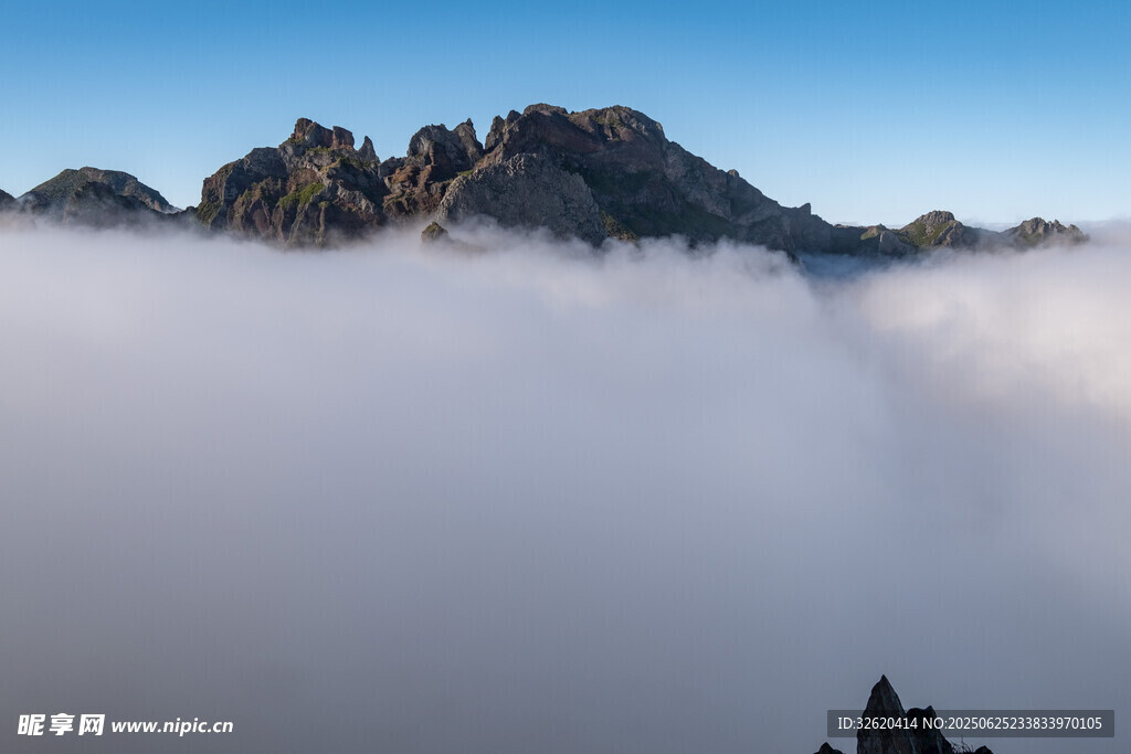 云海中的壯麗山峰
