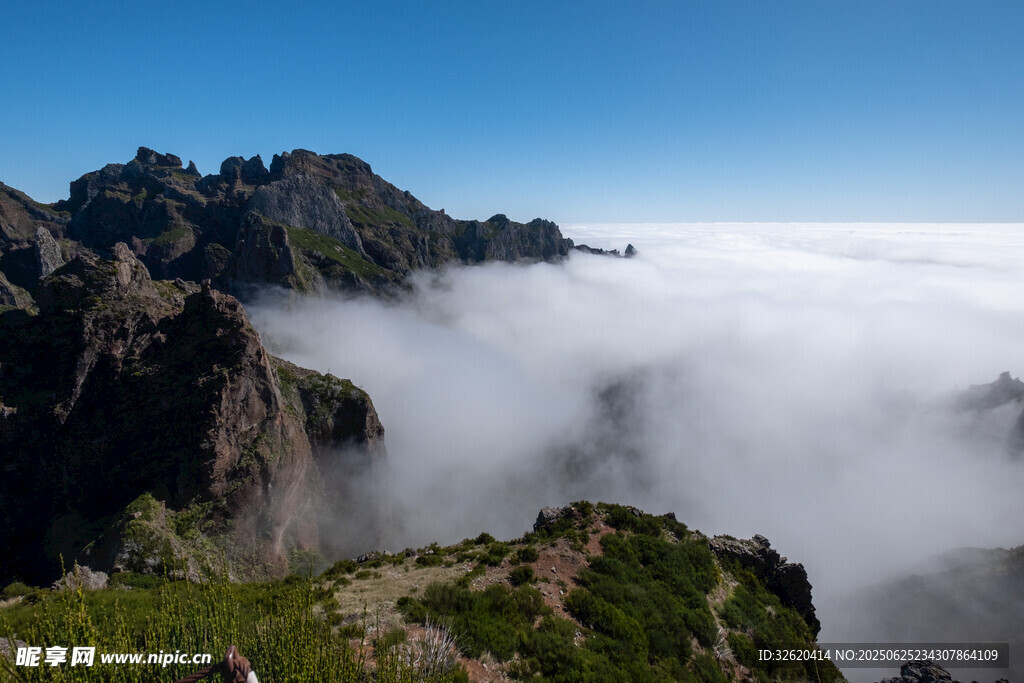 云海環(huán)繞的壯麗山巒