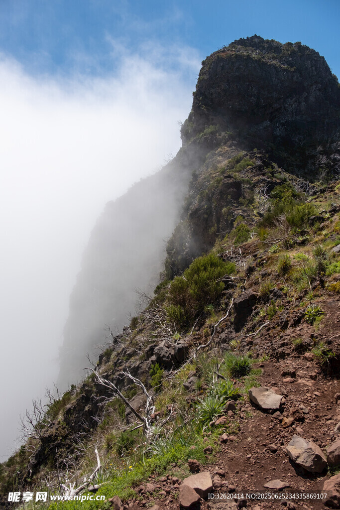 云霧繚繞的險峻山峰