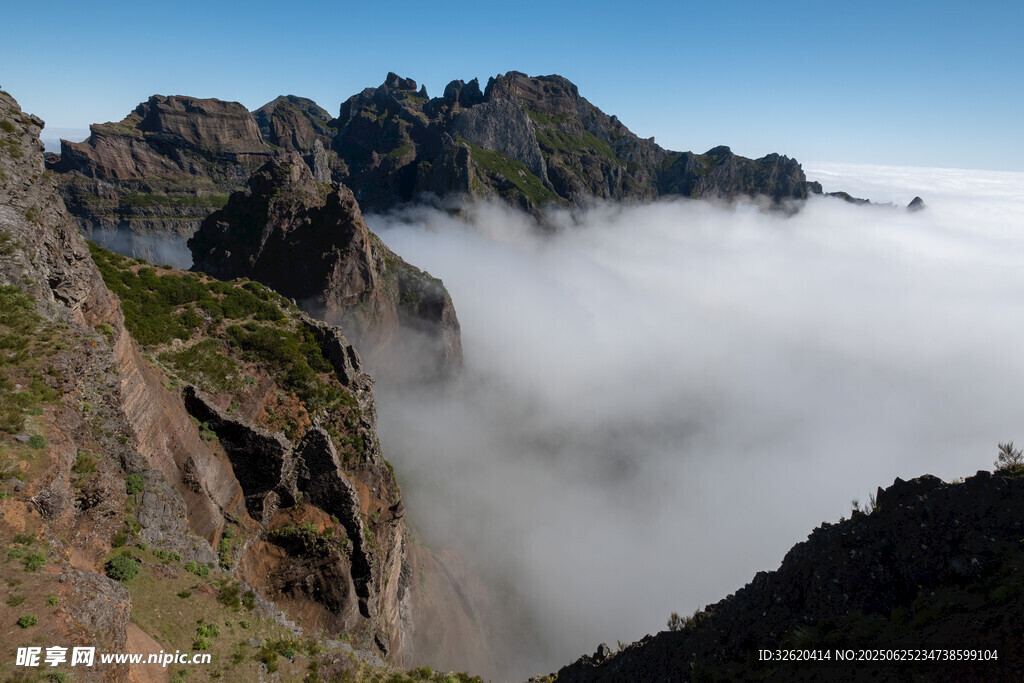 云霧繚繞的壯麗山景