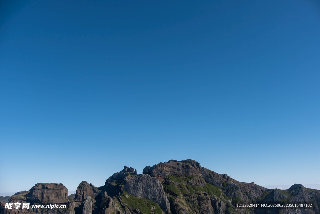 巍峨山峰映藍天